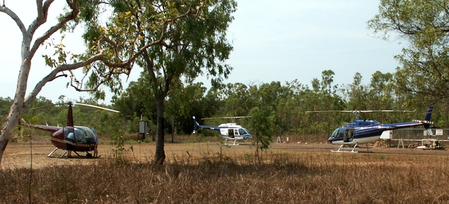 Kampeerplaats met drie helicopters