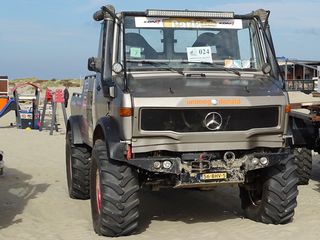 Unimog rallye truck