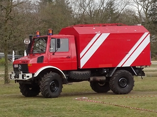 Unimog rood met strepen