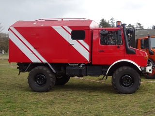 Unimog rood met strepen