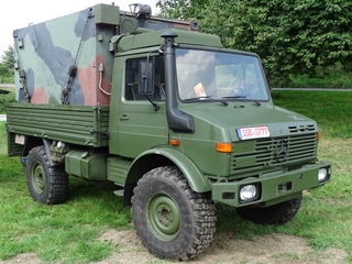 Unimog U 1300 L laadbak met shelter