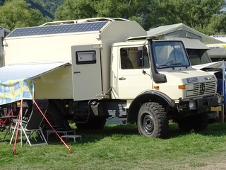 Unimog U 1300 kampeerauto verhoogd