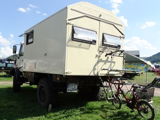 Unimog U 1300 kampeerauto verhoogd