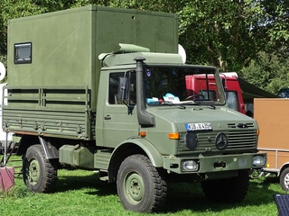 Unimog U 1300 L laadbak met container