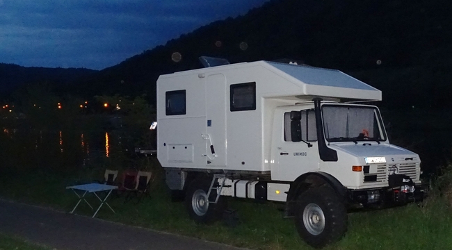 Unimog tussen de wielen