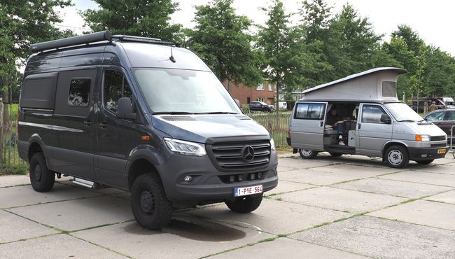 Mercedes Sprinter 4x4 dwarsslaper en een Volkswagen T4 California