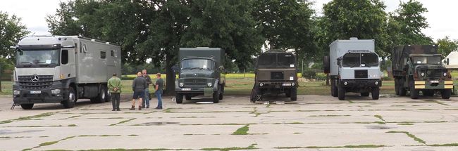 Grotere trucks op de achtergrond