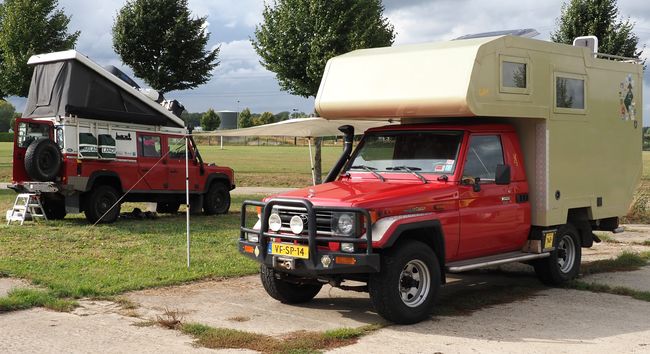 li. Defender met klapdak en re. Land Cruiser HZJ75 met opzetcamper