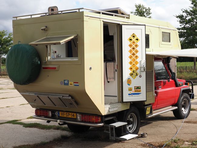 Toyota Land Cruiser HZJ75 met opzetcamper