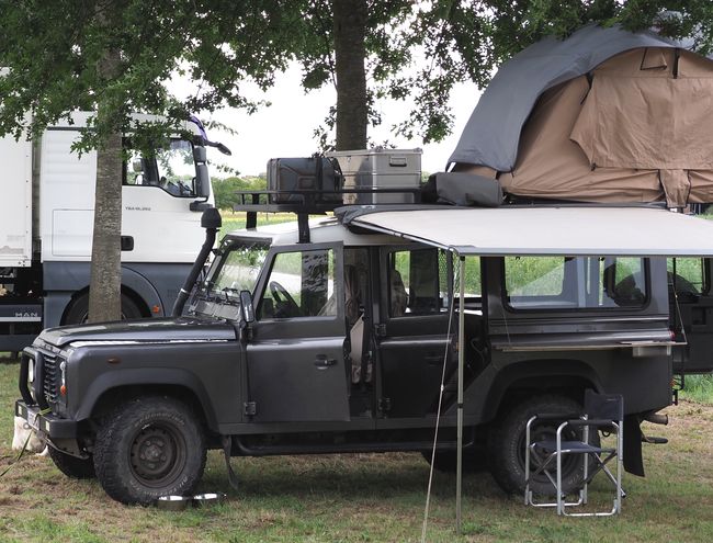 Defender met daktent en luifel