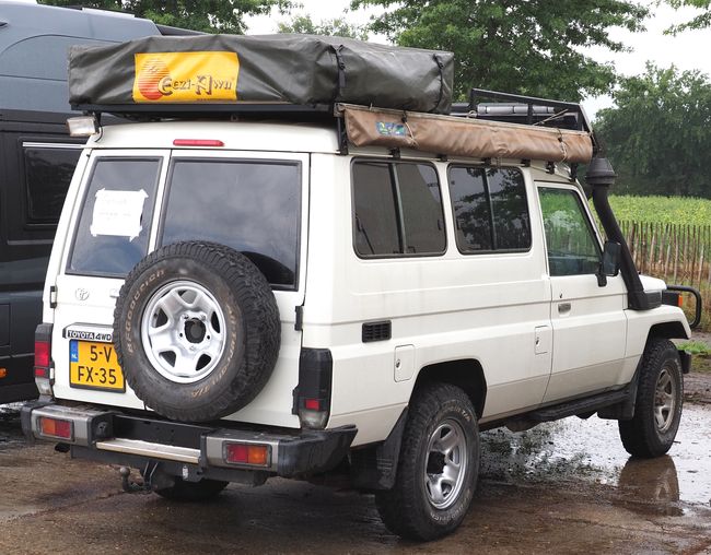 Land Cruiser HZJ78 met daktent en luifel