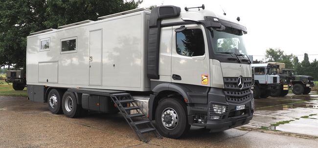 Grote Mercedes 6WD kampeertruck