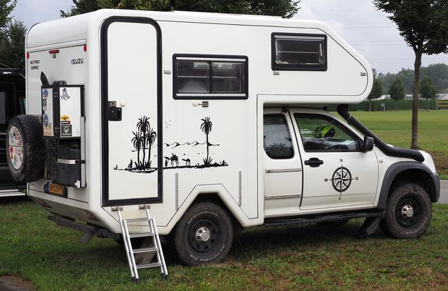 Isuzu 4WD met opzetcamper