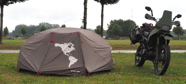 Overlander met Kawasaki offroad motorfiets en tent