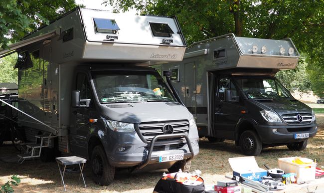 2 generaties Mercedes Sprinters 4x4 met Bimobil camperopbouw