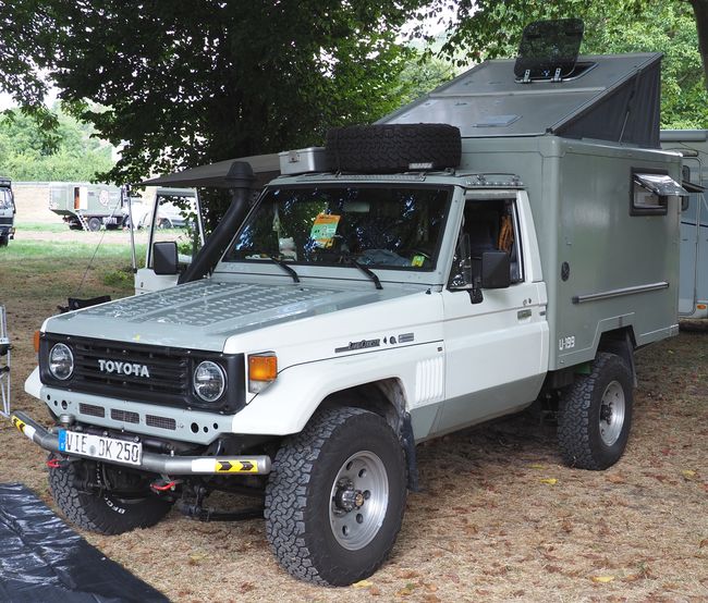 Land Cruiser HZJ75 en opzetcamper met hefdak