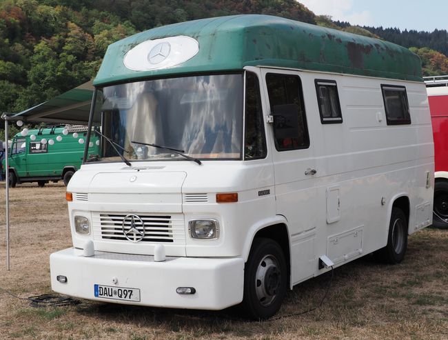 Dikke bumper met een Mercedes 608D kampeerauto