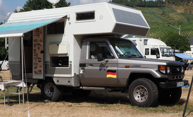 Land Cruiser HZJ79 met opzetcamper en zij-uitlaat