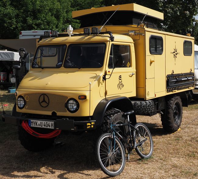 Unimog U 404 kampeerauto met klein hefdak