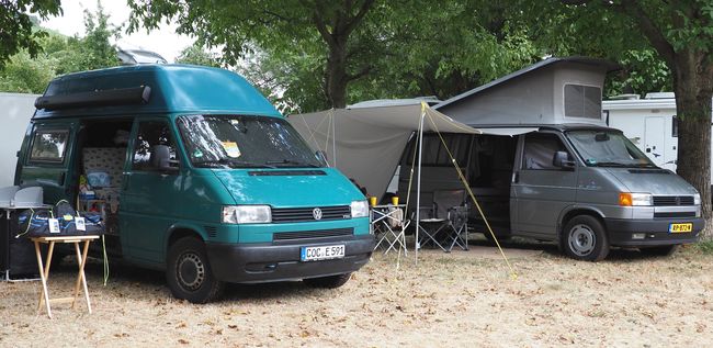 VW T4 met hoog dak en een VW T4 California met Westfalia klapdak