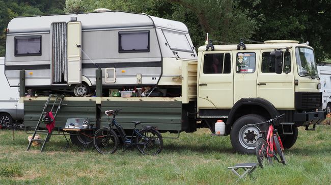 Iveco Magirus platte wagen met caravan bovenop