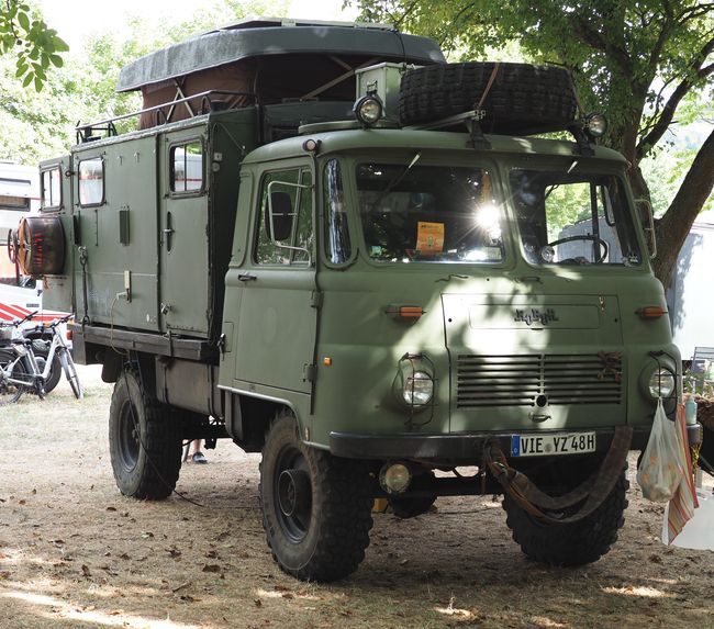 Robur kampeerauto met hefdak