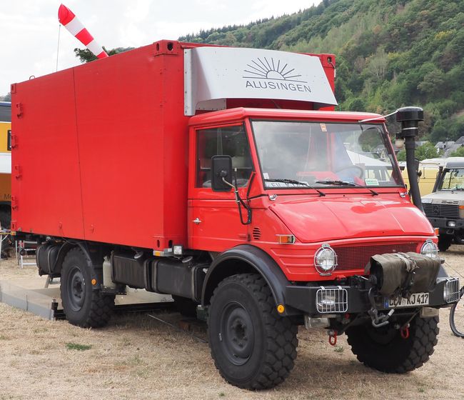 Unimog 417 met container en lier