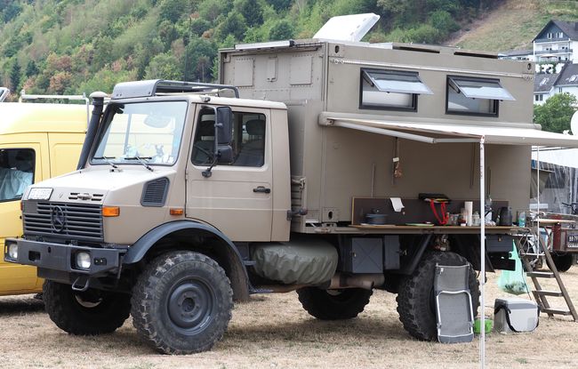 Unimog U 1300 L met kampeercontainer