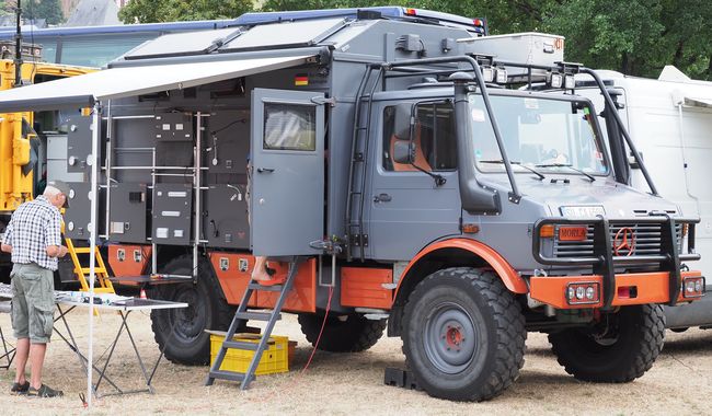 Unimog met veel verlichting