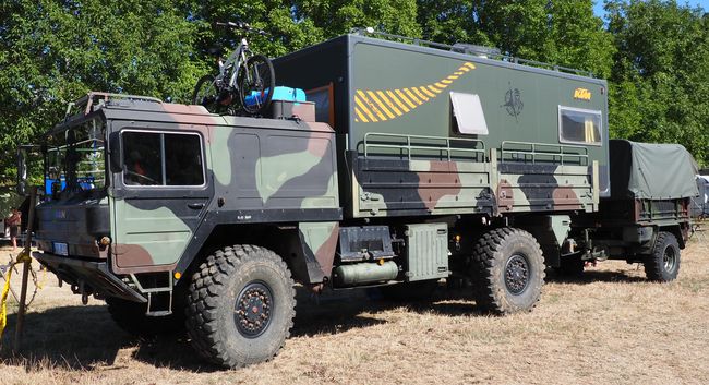 MAN Kat met opzetcamper en aanhanger; truck te klein ??