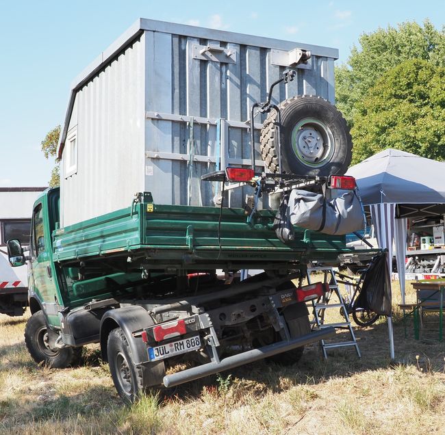 De oplossing voor kamperen op een helling, een zijdelingse kiepwagen