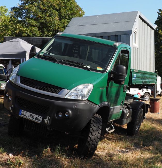 Iveco 55515W 4WD kiepwagen met container op een helling