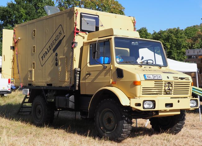 Unimog U 1300 L met opzetwooncontainer