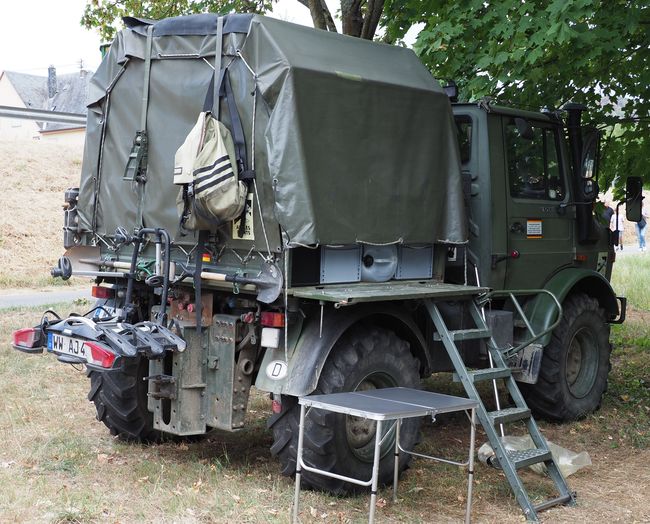 Unimog U 1200 met korte laadbak en kampeerhuif