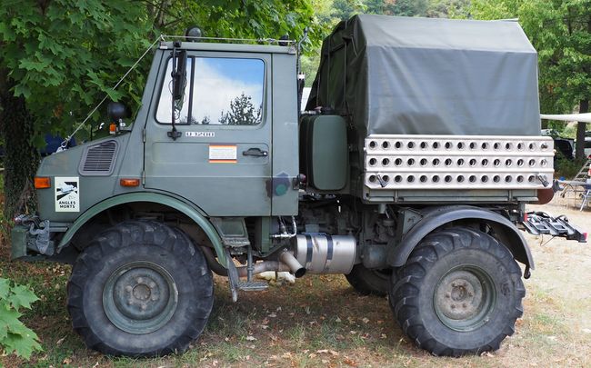 Unimog U 1200 met korte laadbak en kampeerhuif