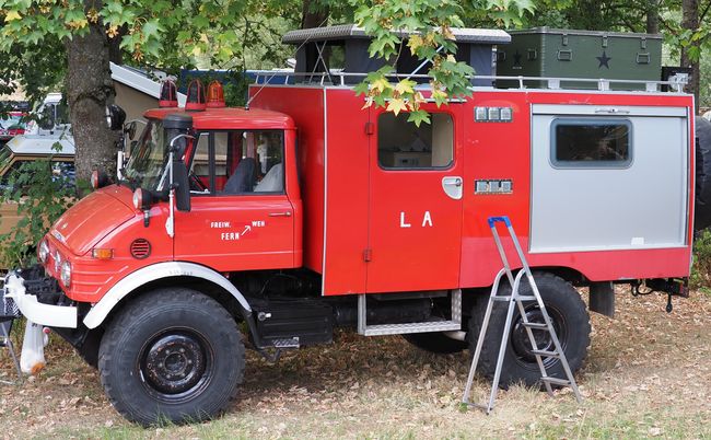 Unimog U 416 brandweerauto, achter het rolluik een vaste wand met raam