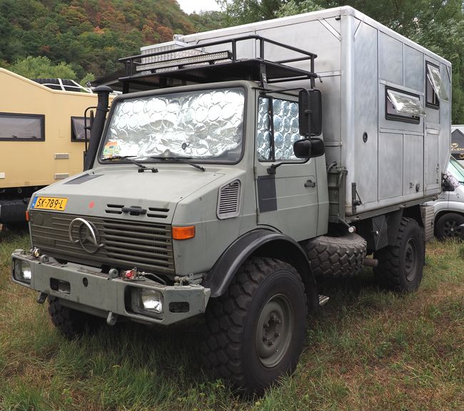 Unimog U 1300 L met eigenbouw camperopbouw