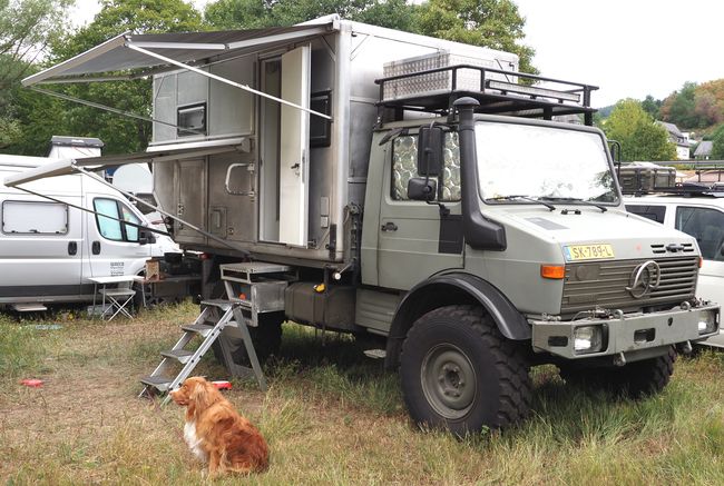 Unimog U 1300 L met eigenbouw camperopbouw