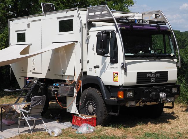 MAN truck LE 10.220, ruimte in het luifel voor de deur