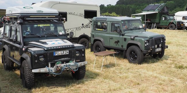 2 Land Rovers Defender