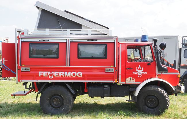 Unimog 435 - Feuermog; rolluiken omhoog, ramen kunnen open