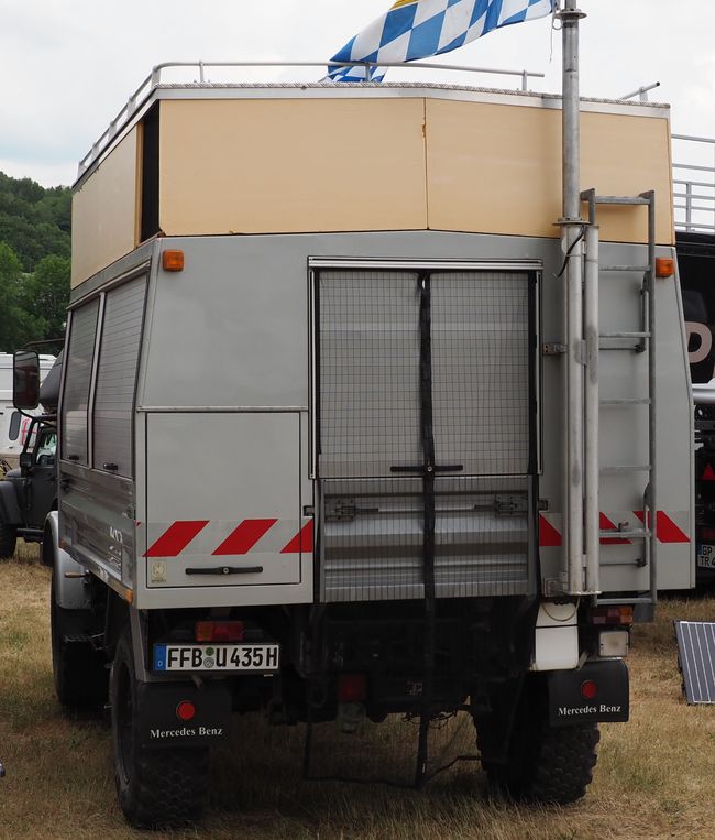 Unimog U 1300, verhoogde brandweerauto - schuifluik? / nooduitgang?