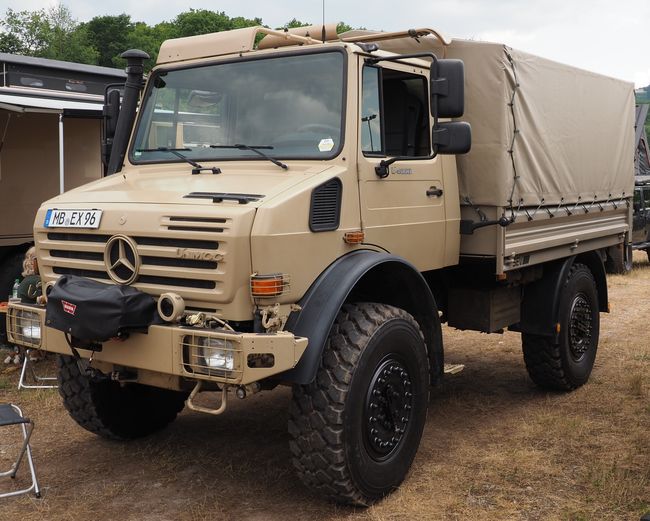 Unimog U 4000 met huif