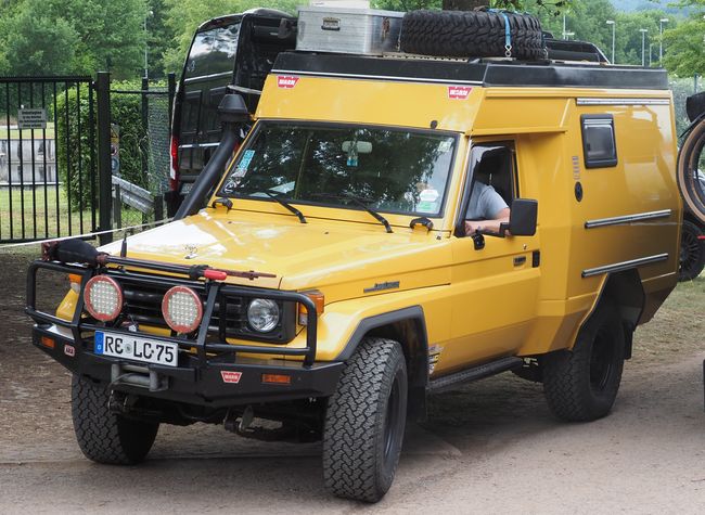 Toyota Land Cruiser J75 uitgebouwde kampeerauto