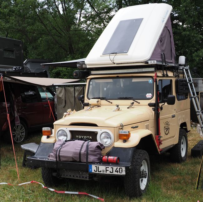 Toyota Land Cruiser FJ40 met daktent