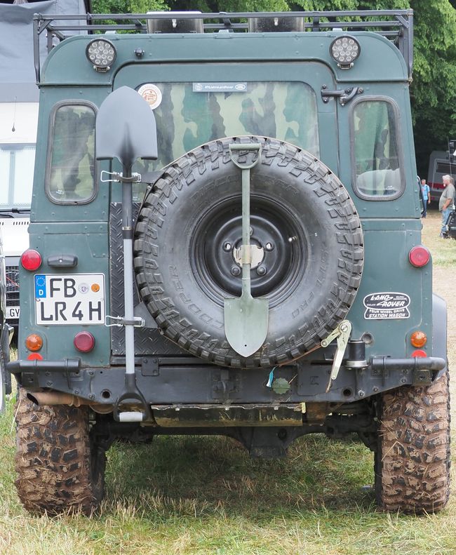 Land Rover Defender met 2 scheppen