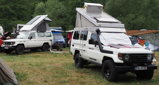 2x Toyota Land Cruiser J78 kampeerauto met klapdak