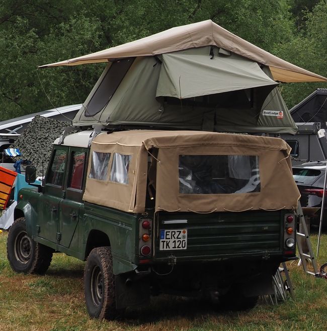 Land Rover Defender dubbelcabine met huif en daktent op kleur