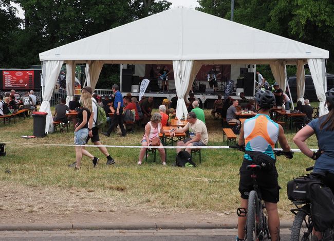 Op het kampterrein voor een hapje en een drankje