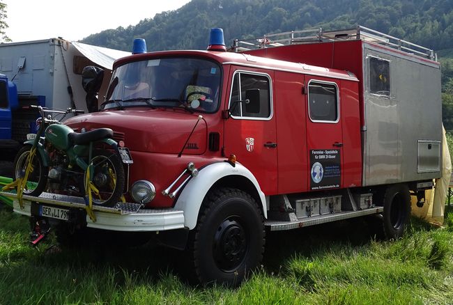 Uitgebouwde Mercedes brandweerauto
